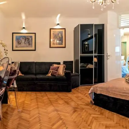 Luxury App Old Town Palace *